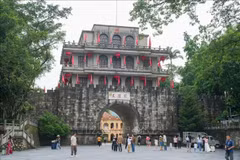 友谊关城楼是吸引大量中国和越南游客的目的地。图自越通社