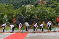 高平省人民委员会与DACE公司在东溪乡联合举行有机香料加工、保鲜及出口工厂动工仪式。图自越通社
