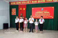 咸龙（Hàm Luông）边防哨所向贫困学生颁发助学金。图自越通社
