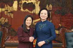 越南政府副总理范氏清茶（右）与美国驻越大使詹妮弗·威克斯合影。图自越通社