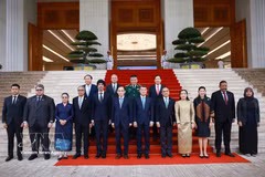黎明兴总理与各位东盟国家驻越使大使和临时代办合影。图自越通社