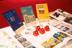 展览上展示的图片和书籍。图自越通社
