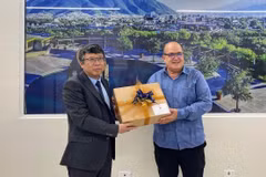 埃米利亚诺·萨帕塔大学校领导向阮文海大使赠送纪念品。图自越通社