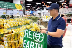 消费者在超市购物时使用环保袋。图自越通社