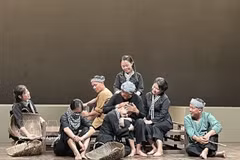《钢铁之地》重现了古芝土地悲壮的历史空间。图自越通社