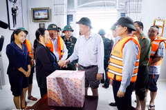 越共中央总书记苏林亲自指导防灾救灾工作，并深入灾区慰问干部群众。图自越通社