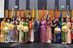 越南驻美国大使阮国勇与越南驻美代表机构代表合影。图自越通社