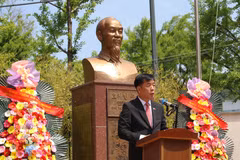 越南驻韩国大使武胡在仪式上致辞。图自越通社