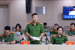反腐败和经济犯罪调查警察局（C03）副局长武清松中校回答新闻媒体机构记者的提问。图自越通社