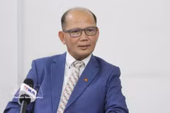 柬埔寨国际关系学院专家乌奇·莱昂接受越通社驻柬埔寨记者的采访。图自越通社