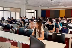 外贸大学学生以线上方式出席座谈会。图自越通社