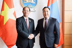 越共中央委员、国会副主席陈光方上将与蒙古国国家大呼拉尔副主席普日布道尔吉。图自越通社
