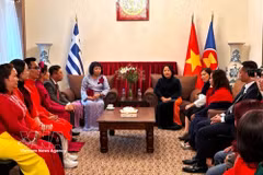 由越南联合国教科文组织联合会副秘书长阮丽恒率领的越南联合国教科文组织联合会代表团到访越南驻希腊大使馆。图自越通社