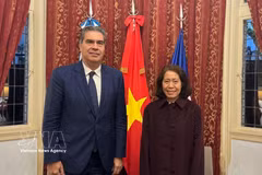 越南驻阿根廷大使吴明月与阿根廷参议院亚洲友好议员小组主席、参议员豪尔赫·米尔顿·卡皮塔尼奇合影。图自越通社