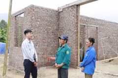老街省越红乡领导前来检查黄文长家庭住房的建设进度。图自越通社
