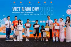 组委会代表乡参加越南日活动的小朋友赠送礼物。图自越通社