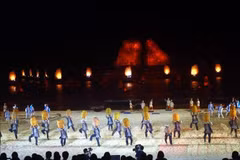 2024年下龙狂欢节的艺术表演活动。图自越通社