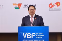 范明政总理在2025年越南年度企业论坛上发言。图自越通社