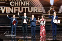 国会主席陈青敏在2025年VinFuture大奖上向获奖科学家授予纪念章。图自越通社