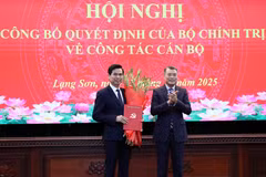 政治局委员、中央书记处书记、中央组织部部长黎明兴向黄国庆同志颁发任命决定。图自越通社