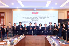 双方代表合影。图自越通社