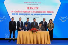 双方代表签署合作协议。图自越通社
