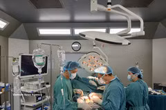 越南医疗在器官移植、心脏介入、机器人手术、胎儿心脏介入、辅助生殖和癌症治疗等诸多高新技术领域日益确立专业能力。图自越通社