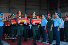 将英雄烈士遗骸样本送上军用飞机运往河内进行DNA鉴定。图自越通社