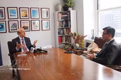 美国外交政策协会主席兼首席执行官诺尔·拉蒂夫接受越通社记者的采访。图自越通社