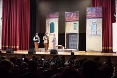话剧《第七十二封信》在俄罗斯首都莫斯科的金融大学大礼堂上演。图自越通社