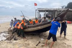 职能部门与渔民配合将船只靠岸避风。图自越通社