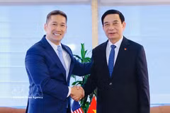 越共中央政治局委员、中央军委副书记、政府副总理兼国防部长潘文江大将在纽约会见美国代理海军部长高雄。图自越通社