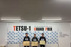 梁德贵（中）与在比赛中获得二、三等奖的选手合影。图自越通社