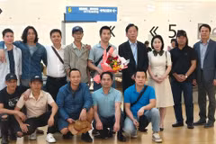 越南驻韩国大使武胡及使馆部分人员已前往机场慰问在韩国经历一段困难时期后回国的10名越南船员并为其送行。（越南住韩国大使馆供图）