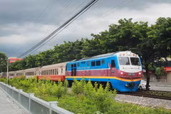铁路部门将多趟旅游列车、遗产列车及专列投入运营，吸引大量乘客搭乘。图自Vietnam+