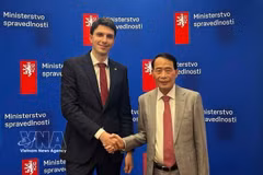 越南公安部副部长黎国雄上将与捷克司法部副部长亚当·希米切合影。图自越通社