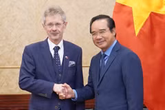 胡志明市人民委员会主席阮文得会见了捷克参议院议长米洛什·维斯特奇尔。图自越通社