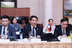 老挝万象市委书记、市人民议会主席阿萨庞通·西潘敦在会上发表讲话。图自越通社