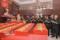 老战士们在胡志明市黎氏莲公园归集的烈士遗骸安放处默默缅怀战友。图自越通社