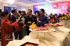 范越雄大使向威查瓦·伊萨拉帕迪副部长介绍越南美食。图自越通社
