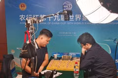 越南头号棋手赖李兄（左）夺得世界象棋锦标赛标准棋个人冠军。图自越通社