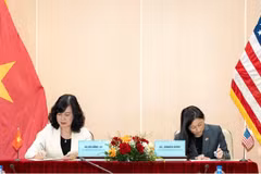 越南卫生部部长与美国驻越南大使签署合作备忘录。美国驻越大使馆供图