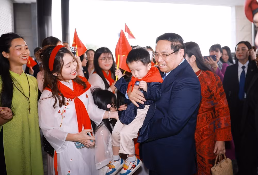 vna-potal-thu-tuong-va-phu-nhan-bat-dau-chuyen-tham-chinh-thuc-kuwait-8411495.jpg