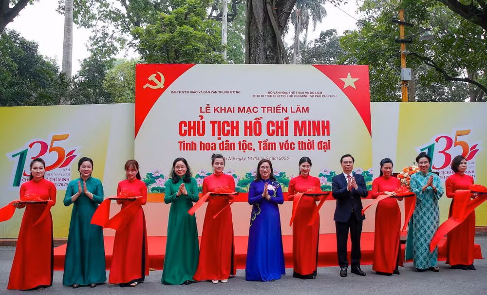 vna-potal-135-nam-ngay-sinh-chu-tich-ho-chi-minh-khai-mac-trien-lam-chu-tich-ho-chi-minh-tinh-hoa-dan-toc-tam-voc-thoi-dai-8035591.jpg