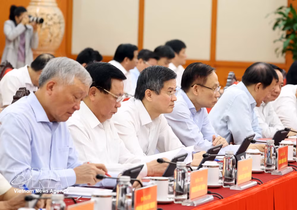 出席会议的代表。图自越通社 vnanet_potal-tong-bi-thu-chu-tich-nuoc-to-lam-chu-tri-phien-hop-thu-hai-ban-chi-dao-tong-ket-100-nam-dang-lanh-dao-cach-mang-viet-nam-9030600.jpg