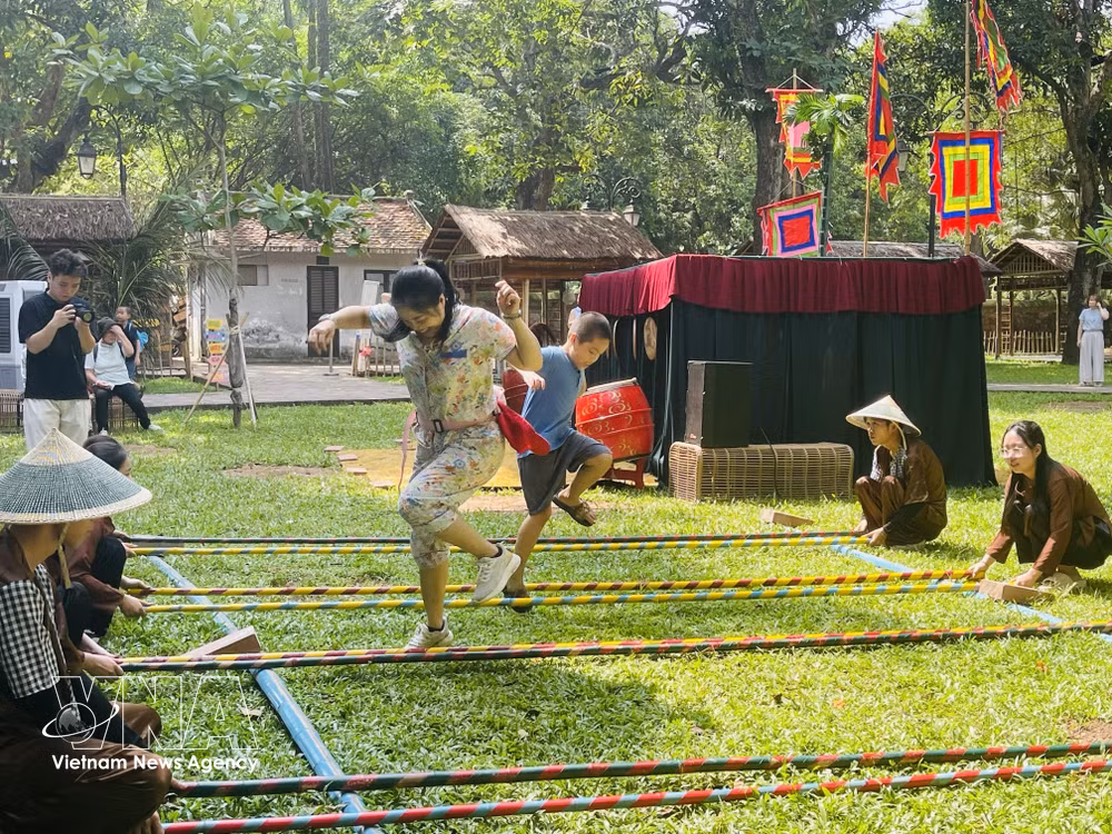 vnanet-potal-ha-noi-mot-ngay-rong-choi-tai-van-mieu-quoc-tu-giam-dip-16-8794688.jpg