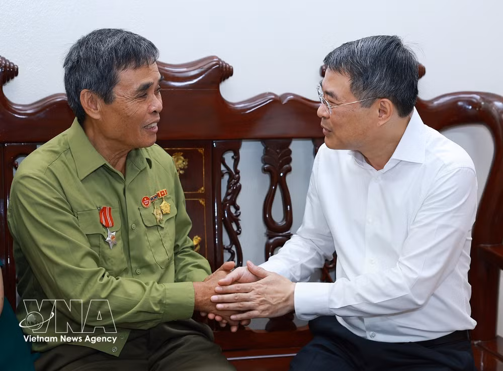 vnanet-potal-thu-tuong-tham-gia-dinh-nguoi-co-cong-voi-cach-mang-tinh-lang-son-8887717.jpg