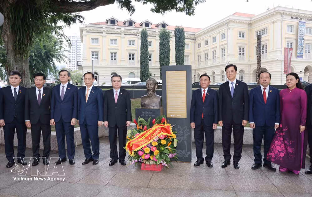 vnanet-potal-thuong-truc-ban-bi-thu-dang-hoa-tuong-niem-bac-ho-tai-bao-tang-van-minh-chau-a-singapore-8977576.jpg