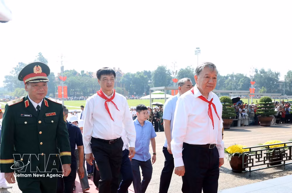 vnanet-potal-tong-bi-thu-chu-tich-nuoc-to-lam-dang-huong-tuong-nho-chu-tich-ho-chi-minh-8997842.jpg