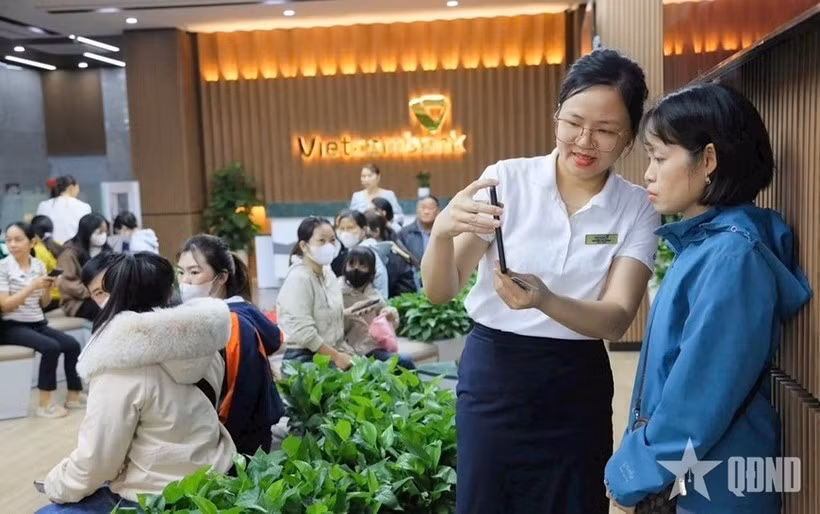 nhan-vien-ngan-hang-thuong-mai-co-phan-ngoai-thuong-viet-nam-vietcombank-huong-dan-khach-hang-thuc-hien-sinh-trac-hoc.jpg